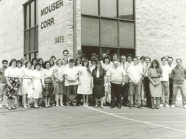 1973 Foto de los empleados de Mouser frente al edificio de Mouser Corp