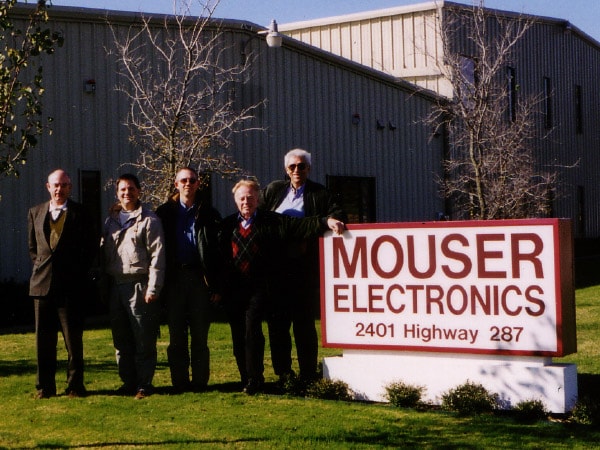 1983 Foto de Mouser Electronics con 4 empleados