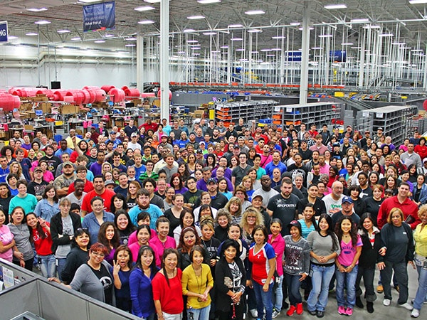Foto de grupo de empleados de almacén de Mouser